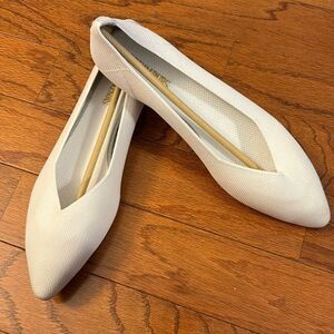 COPY - Dream Pairs Size 9.5 White memory foam flats.